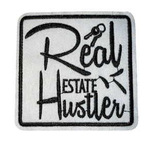Może przedstawiać: Kwadratowa naszywka z napisem "Real Estate Hustler" czarnym pismem. Naszywka ma białe tło z czarną obwódką. Grafika klucza znajduje się nad słowem "Real".