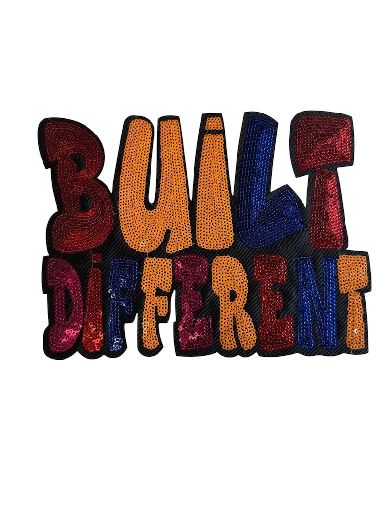 以下が含まれることがあります： 「BUILT DIFFERENT」の文字が大きく、泡のような形でデザインされた黒いスパンコールパッチ。文字は赤、オレンジ、青など様々な色で表現されています。衣類やアクセサリーに付けるためのパッチです。