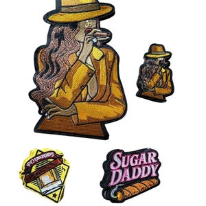 Peut inclure: Écussons brodés représentant une femme en costume et chapeau jaunes, fumant un cigare. D'autres écussons incluent le texte "Gentlemen's Club" et "Sugar Daddy" avec un motif de cigare. Les écussons ont des bordures noires.