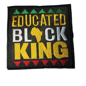Peut inclure: Écusson carré noir avec les mots "EDUCATED BLACK KING" brodés en fil d'or, blanc et jaune. L'écusson présente un contour jaune du continent africain et des accents triangulaires verts et rouges.