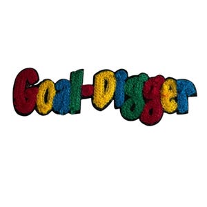 Peut inclure: Un écusson brodé coloré avec les mots "Goal Digger". Le texte est dans une police de style bulle, chaque lettre étant d'une couleur différente : rouge, bleu, jaune, vert et rouge.