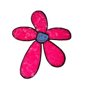 Puede incluir: Aplique en forma de flor rosa brillante con cinco p&eacute;talos cubiertos de lentejuelas y contorneados en negro. El centro de la flor es azul y tiene una textura.