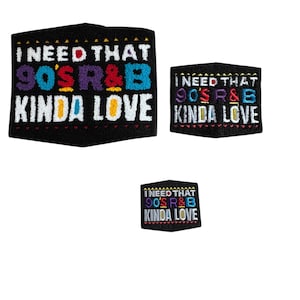 Puede incluir: Tres parches negros bordados con el texto "I NEED THAT 90'S R&B KINDA LOVE" en letras coloridas. Los parches varían en tamaño, con un parche cuadrado grande y dos parches rectangulares más pequeños.