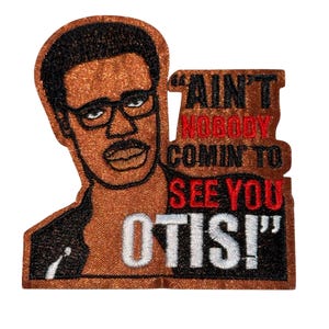 Puede incluir: Parche bordado con una imagen de dibujos animados de un hombre con gafas y bigote. El parche tiene el texto "AIN'T NOBODY COMIN TO SEE YOU OTIS!" en letras rojas y blancas sobre un fondo marrón.