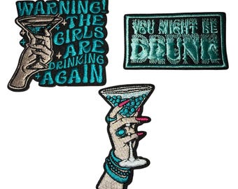 ¡Atención! Juego de parches "Las chicas están bebiendo otra vez": divertidos parches bordados termoadhesivos con forma de cóctel.