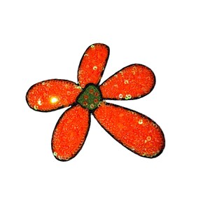 Puede incluir: Aplicaci&oacute;n decorativa de flores con cinco p&eacute;talos naranjas y un centro verde. Los p&eacute;talos est&aacute;n cubiertos de lentejuelas y delineados en negro. Dise&ntilde;ado para coser o pegar sobre tela.
