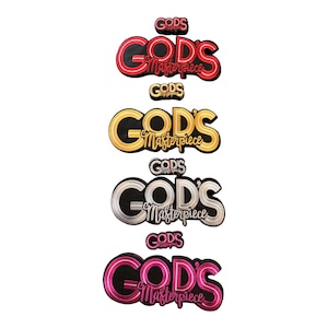 Könnte beinhalten: Vier gestickte Aufnäher mit dem Schriftzug "GOD'S Masterpiece" in verschiedenen Farbschemata. Die Aufnäher sind rot, gold, silber und rosa, jeweils mit schwarzer Umrandung und einem kleineren "GOD'S" über dem Haupttext.
