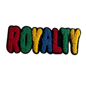 Può includere: Una toppa colorata con la parola "ROYALTY" in uno stile a lettere a bolle. Le lettere sono rosse, verdi, gialle, blu e verdi, con un bordo nero. La toppa ha una consistenza sfocata.