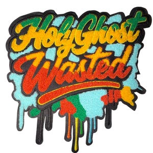 Może przedstawiać: Haftowana naszywka z napisem "Holy Ghost Wasted" w kolorze żółtym, pomarańczowym i czerwonym, z jasnoniebieskim tłem i efektem spływającej farby. Naszywka ma czarną obwódkę.