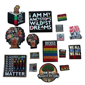 Puede incluir: Una colección de parches bordados con varios mensajes e imágenes. Los parches presentan frases como "Black Dollars Matter", "I Am My Ancestors Wildest Dreams" y "Rooted Deeply". Los colores incluyen negro, verde, rojo y dorado.