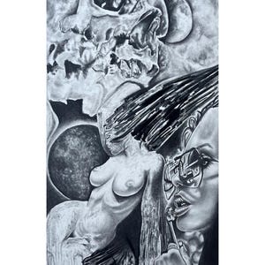 Op de afbeelding: Een zwart-witte houtskooltekening met een schedel, een naakte figuur en een persoon met een zonnebril. Het kunstwerk heeft gedetailleerde schaduwen en highlights. De compositie bevat hemelse elementen.