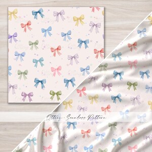Könnte beinhalten: Ein nahtloses Muster mit Aquarellillustrationen von Schleifen in Blau-, Rosa-, Gelb-, Lila- und Grüntönen auf hellrosa Hintergrund, durchsetzt mit kleinen Punkten und Sternen. Der Text Ottiny Seamless Pattern ist zu sehen.