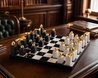 Modernes geometrisches Schachspiel: schwarz-weißes Marmorbrett, goldene Kreuzblumen, exklusives Dekor