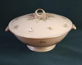 Royal Embassy "Virginia" Covered Vegetable Bowl