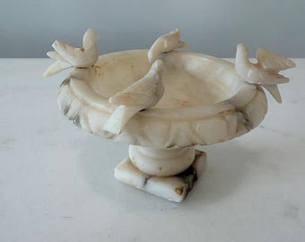Vintage-Schmuckschale aus geschnitztem italienischem Alabaster mit Vogelbadmotiv und vier Vögeln