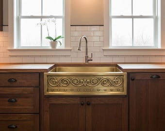 Handgemaakte geborsteld gouden schort aanrecht met decoratief rolmotief, ambachtelijk vervaardigde boerderijbekken