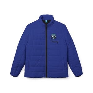 Puede incluir: Chaqueta acolchada azul real con cremallera negra y dos bolsillos delanteros. La chaqueta presenta el texto "RN Tracey" bordado en el pecho izquierdo. La chaqueta tiene cuello alto y está diseñada para brindar calidez y comodidad.