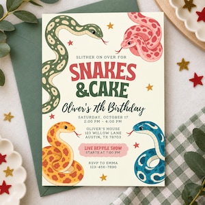 Pode incluir: Um cartão de convite de aniversário retangular com fundo creme apresentando quatro cobras coloridas em verde, rosa, laranja e azul. O texto diz: SLITHER ON OVER FOR SNAKES & CAKE, Oliver's 7th Birthday, Saturday, October 17, 2:00 PM - 4:00 PM, Oliver's House, 123 Willow Lane, Austin, TX 78703, LIVE REPTILE SHOW STARTS AT 7:00 PM, RSVP TO EMMA 123-456-7890, decorado com pequenas estrelas douradas e vermelhas.
