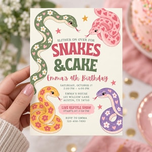 Pode incluir: Um cartão de convite de aniversário retangular com quatro cobras ilustradas em verde, rosa, amarelo e roxo com padrões de flores e corações. O texto diz: SLITHER ON OVER FOR SNAKES & CAKE, Emma's 4th Birthday, Saturday, October 17, 2:00 PM - 4:00 PM, Emma's House 123 Willow Lane Austin, TX 78703, Live Reptile Show starts at 3:00 PM, RSVP to Emma 123-456-7890.
