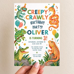 Könnte beinhalten: Eine Geburtstagseinladungskarte mit bunten Illustrationen eines Geckos, einer Schlange, eines Chamäleons und eines Krokodils mit Partyhüten. Der Text lautet: CREEPY CRAWLY BIRTHDAY PARTY! OLIVER IS TURNING 3! SATURDAY, OCTOBER 18, 2:00-5:00 PM, THE GARDEN HOUSE.