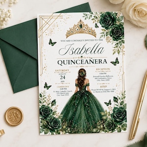 Peut inclure: Une carte d'invitation rectangulaire pour Quinceañera ornée d'un diadème doré, de roses vert foncé et d'une illustration centrale d'une silhouette en robe de bal vert foncé. Le texte indique le nom Isabella et les détails de l'événement.