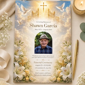 Puede incluir: Una tarjeta de programa funerario con el retrato de una persona mayor con sombrero y camisa a cuadros, rodeada de lirios blancos, palomas y puertas doradas bajo un cielo brillante. El texto incluye "In Loving Memory of Shawn Garcia".