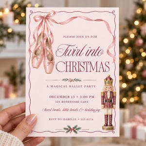 Könnte beinhalten: Eine hellrosa Einladungskarte mit einem Paar Ballettschuhen, die oben mit einem Band gebunden sind, und einer Nussknacker-Figur unten. Der Text lautet: PLEASE JOIN US FOR Twirl into CHRISTMAS A MAGICAL BALLET PARTY DECEMBER 13 3:00 PM 123 ROSEWOOD LANE Sweet treats, little twirls & holiday joy RSVP TO ISABELLE 555-0174.
