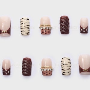 Uñas con punta francesa de cebra burdeos, manicura Y2K Mob Wife, arte retro 3D / MAISONCHIEE