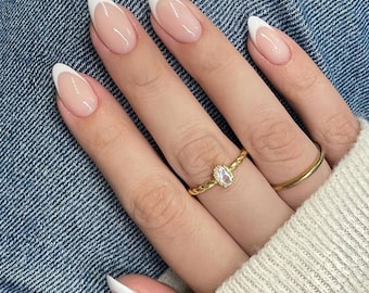 Uñas postizas clásicas con punta francesa en forma de almendra, manicura elegante y minimalista, uñas de novia / MAISONCHIEE