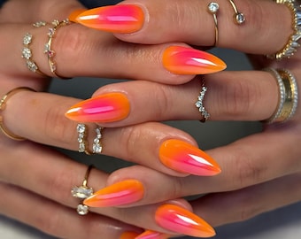 Unghie sfumate rosa neon e arancioni, unghie finte Sunset Aura, unghie finte tropicali, manicure per feste e vacanze, mandorla lucida, Bright Art / MAISONCHIEE
