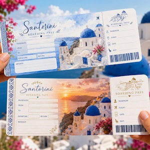 Può includere: Due carte d'imbarco per Santorini con immagini dell'isola greca. La carta superiore presenta una scena del villaggio blu e bianco, quella inferiore un tramonto. Entrambe le carte riportano la scritta "Santorini BOARDING PASS".