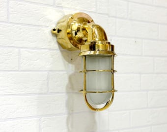 Luminária de parede antiga em vidro leitoso, com detalhes em latão, ideal para banheiro, penteadeira, corredor e iluminação interna.