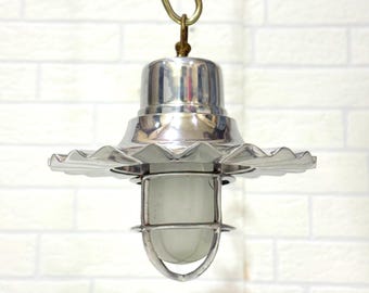 Lámpara colgante rústica de estilo granja con pantalla metálica con forma de flor y globo de vidrio opalino esmerilado.