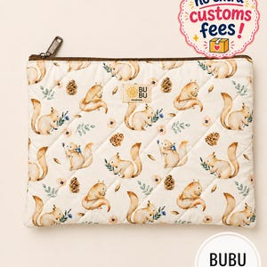Könnte beinhalten: Eine rechteckige, gesteppte Tasche mit einem wiederkehrenden Muster aus hellbraunen Eichhörnchen, Tannenzapfen und kleinen blauen Blumen auf cremefarbenem Grund. Die Tasche hat einen braunen Reißverschluss und ein Etikett mit BU BU Handmade.