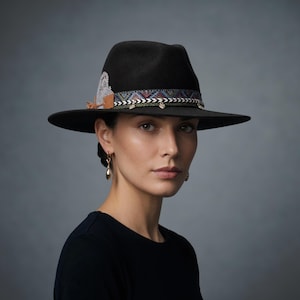 Schwarz Wollfilz Fedora Hut, Handgemachter Western-Filzhut nach Maß, Breite Krempe, Damen Statement-Hut, Maria Wilk