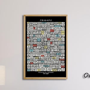 Könnte beinhalten: Ein gerahmtes Poster mit einer Collage aus Textblöcken, mit dem Titel "FRIENDS" oben. Das Poster befindet sich in einem Eichenrahmen und hängt an einer neutralen Wand. Eine Stehlampe und ein Stuhl befinden sich im Vordergrund.