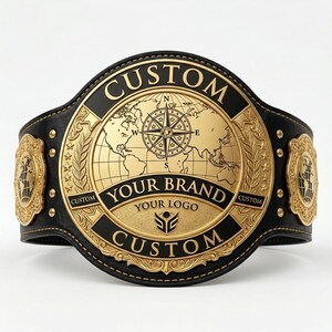 Könnte beinhalten: Ein individueller Meisterschaftsgürtel mit einem Gold- und Schwarz-Design. In der Mitte befindet sich eine Weltkarte und eine Windrose mit dem Text "YOUR BRAND" und "CUSTOM". Der Gürtel hat dekorative Seitenteile.