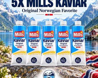 Op de afbeelding: Vijf tubes Mills Kaviar Original, een Noorse viskuitspread. Elke blauw-witte tube is voorzien van het Mills-logo, de tekst Kaviar Original Norsk håndverk en een Best Selger-badge. De tubes staan op een rij voor een berglandschap.