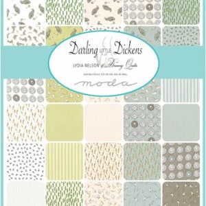 Puede incluir: Un paquete de telas con una cuadrícula de veinticinco cuadrados con varios patrones en tonos verde salvia, crema y gris. Una etiqueta ovalada central muestra el texto Darling Little Dickens, Lydia Nelson of Dreamy Quilts y moda.
