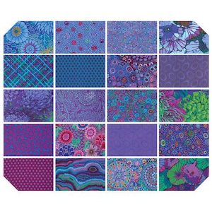 Könnte beinhalten: Eine Sammlung von zwanzig Stoffmustern in einem Raster angeordnet, mit verschiedenen Mustern in Lila-, Blau-, Grün- und Rosatönen. Die Designs umfassen florale Motive, geometrische Gitter, Punkte, abstrakte Wirbel und organische Texturen.