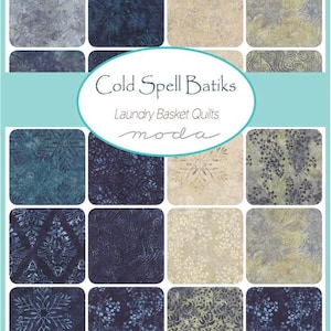 Puede incluir: Una colección de muestras de tela cuadradas que presentan Cold Spell Batiks de Laundry Basket Quilts para Moda. Los cuadrados de tela muestran varios patrones, incluyendo copos de nieve, motivos florales y remolinos abstractos en tonos azul marino, azul y crema.