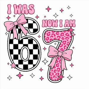 Könnte beinhalten: Ein Grafikdesign mit dem Text I WAS 67 NOW I AM, wobei die Zahl 6 ein schwarz-weißes Schachbrettmuster und die Zahl 7 ein rosa Leopardenmuster aufweist. Beide Zahlen sind mit großen rosa Schleifen verziert und von rosa Sternen umgeben.