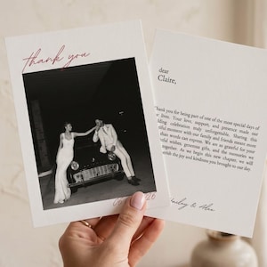 Pode incluir: Um cartão de agradecimento de casamento branco com uma fotografia a preto e branco de um casal a posar com um carro antigo. O cartão inclui o texto thank you, a data 06.22.2026, o nome Claire, uma mensagem de gratidão e os nomes Bailey & Alex.