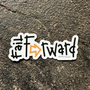 Op de afbeelding: Zwart-witte sticker met de tekst "#Forward" en een gele pijl die naar rechts wijst. De sticker bevat ook de tekst "@forthouse" in een kleiner lettertype.