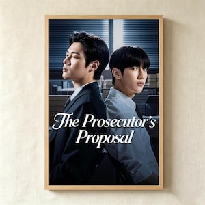 Pode incluir: Um cartaz emoldurado com duas pessoas em trajes profissionais, uma com um fato escuro e outra com uma camisa clara, posicionadas de costas uma para a outra num escritório. O texto The Prosecutor's Proposal está impresso a branco no centro.