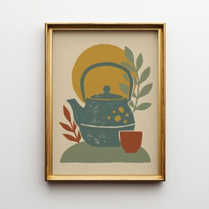 Op de afbeelding: Een ingelijste kunstdruk met een blauwgroene theepot en een klein bijpassend kopje, gecentreerd tegen een grote mosterdgele cirkel. De compositie bevat gestileerde groene bladeren aan de rechterkant en roodbruine bladeren aan de linkerkant, op een beige achtergrond.
