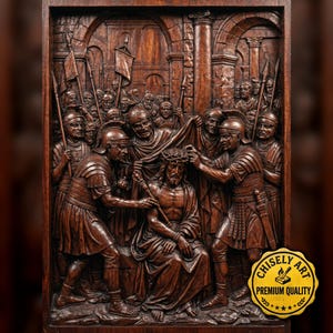Op de afbeelding: Een donkerbruin houten wandreliëf met een historische scène van meerdere figuren in harnas rondom een centrale zittende figuur met een doornenkroon. Een geel rond embleem met de tekst CHISELY ART PREMIUM QUALITY.