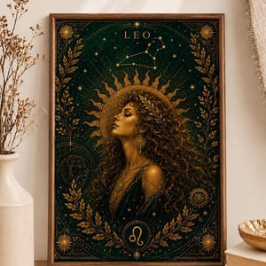 Könnte beinhalten: Ein gerahmter rechteckiger Wandkunstdruck mit dunkelgrünem Hintergrund und goldenen Akzenten. Das Bild zeigt eine Person mit langem lockigem Haar, einem sonnenförmigen Heiligenschein und dem Text LEO sowie ein Sternbild und Löwenmotive.