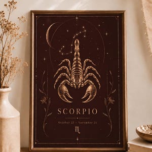 Könnte beinhalten: Ein gerahmter rechteckiger Wandkunstdruck mit dunkelbraunem Hintergrund und einer zentralen goldenen Skorpion-Illustration. Über dem Skorpion befinden sich eine Mondsichel und ein Sternbild. Der Text lautet SCORPIO, October 23 - November 21 und das Symbol m.