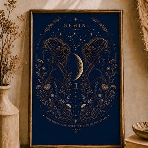 Könnte beinhalten: Ein rechteckiges gerahmtes Wandbild mit dunkelblauem Hintergrund und goldenen Linienzeichnungen von zwei Profilen, einer Mondsichel, floralen Elementen und dem Sternbild Zwillinge. Text: GEMINI, II, TWO SOULS. ONE SPIRIT. WRITTEN IN THE STARS.
